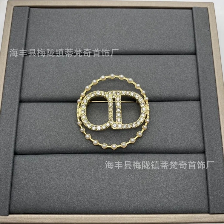Djia/Dijia vintage CD letter pearl brooch wholesale delivery to Europe and the United States white belt five-pointed star corsage live supply
