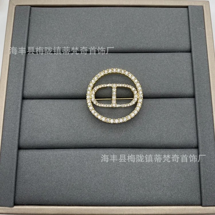 Djia/Dijia vintage CD letter pearl brooch wholesale delivery to Europe and the United States white belt five-pointed star corsage live supply