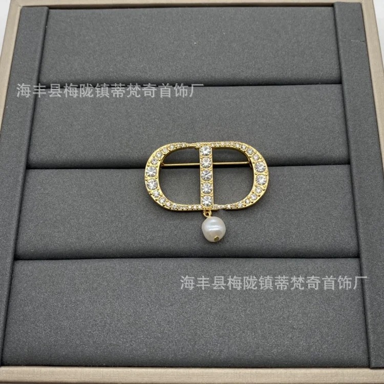 Djia/Dijia vintage CD letter pearl brooch wholesale delivery to Europe and the United States white belt five-pointed star corsage live supply