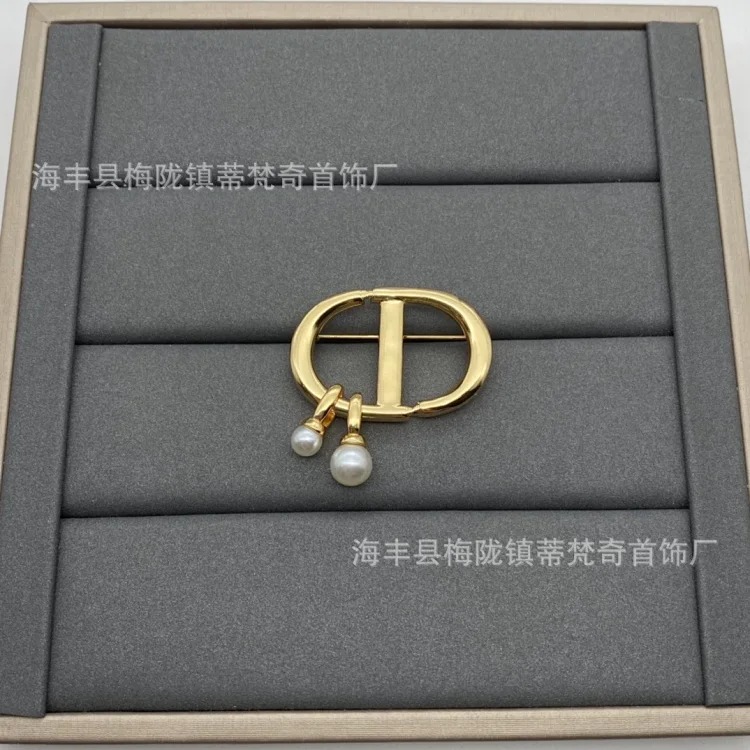 Djia/Dijia vintage CD letter pearl brooch wholesale delivery to Europe and the United States white belt five-pointed star corsage live supply