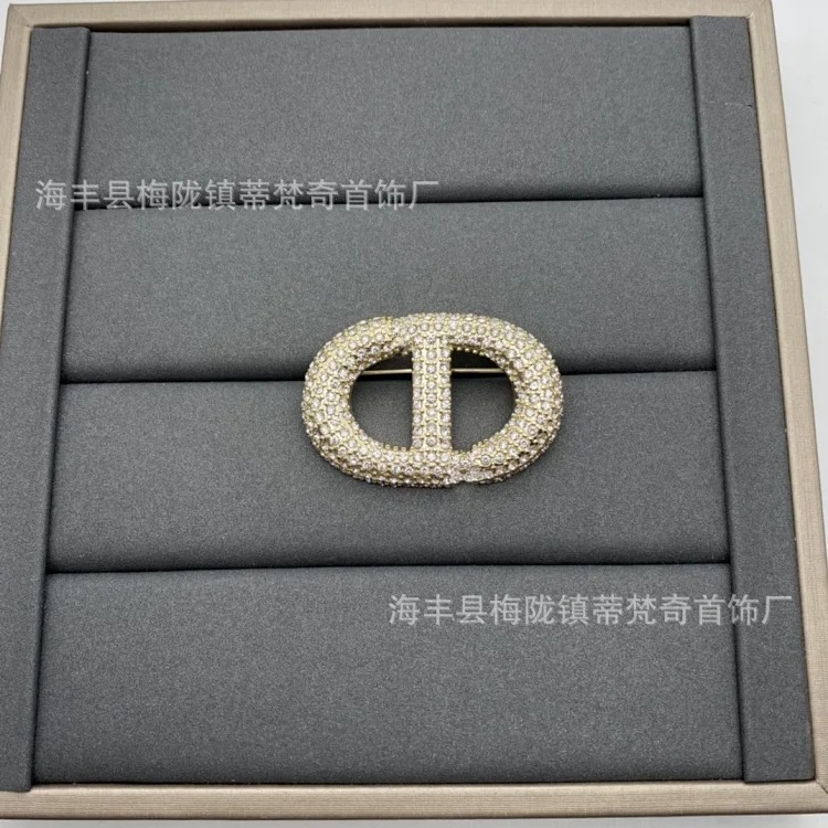 Djia/Dijia vintage CD letter pearl brooch wholesale delivery to Europe and the United States white belt five-pointed star corsage live supply