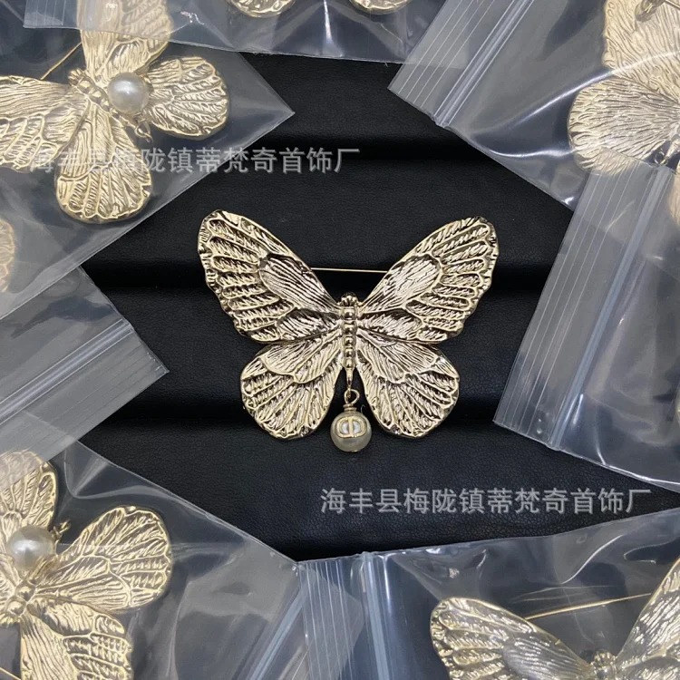Djia/Dijia vintage CD letter pearl brooch wholesale delivery to Europe and the United States white belt five-pointed star corsage live supply