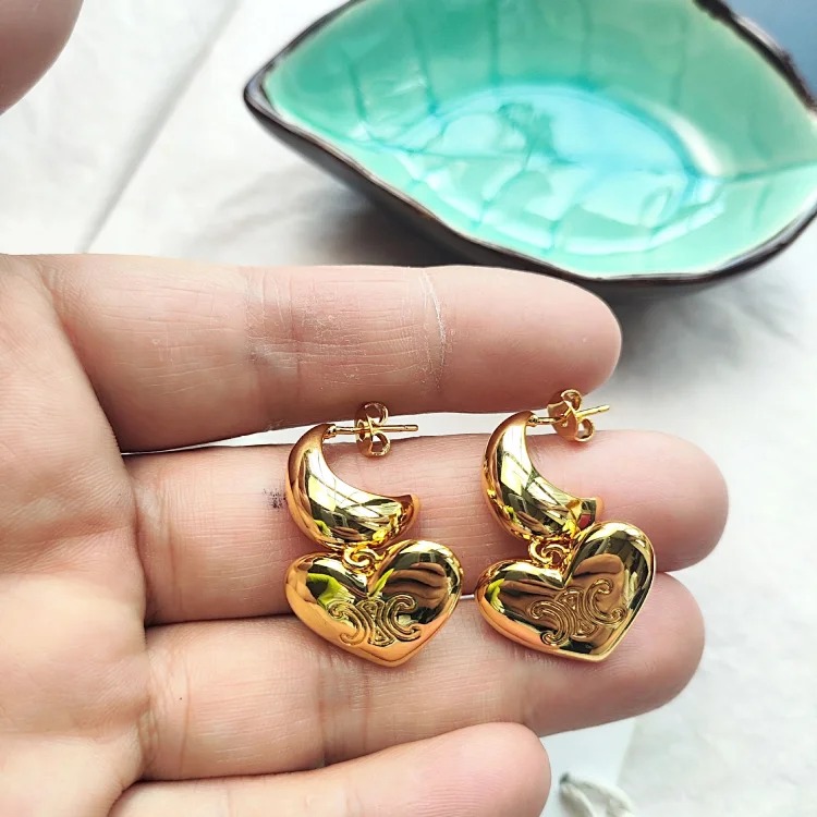 Sweet cool style Arc de Triomphe crescent love earrings light luxury fashion O cute earrings versatile small fragrant style ins earrings