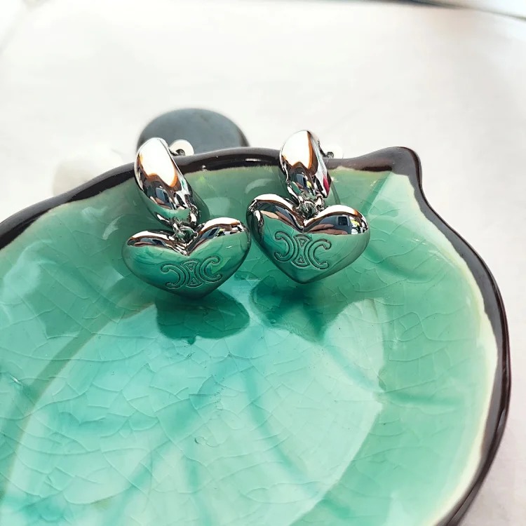 Sweet cool style Arc de Triomphe crescent love earrings light luxury fashion O cute earrings versatile small fragrant style ins earrings