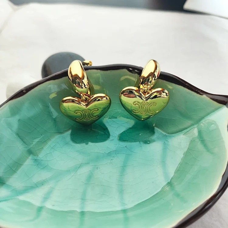 Sweet cool style Arc de Triomphe crescent love earrings light luxury fashion O cute earrings versatile small fragrant style ins earrings