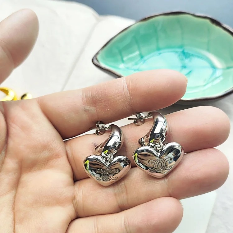 Sweet cool style Arc de Triomphe crescent love earrings light luxury fashion O cute earrings versatile small fragrant style ins earrings