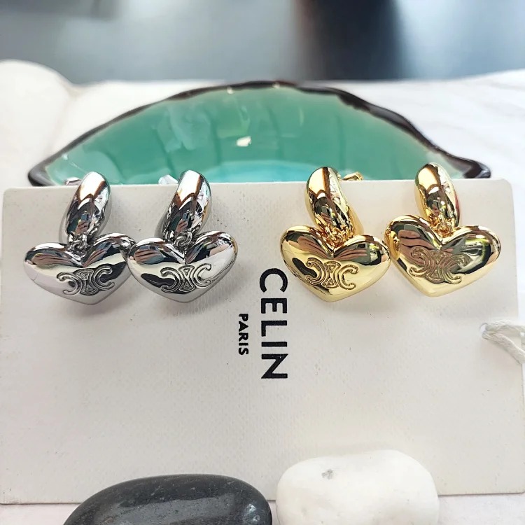 Sweet cool style Arc de Triomphe crescent love earrings light luxury fashion O cute earrings versatile small fragrant style ins earrings