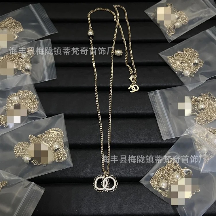 Gucci 25C high Xiaoxiangfeng new necklace for women European and American double C retro Xiaoxiang home wear leather clavicle pearl sweater chain