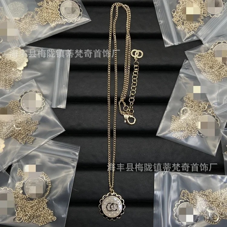 Gucci 25C high Xiaoxiangfeng new necklace for women European and American double C retro Xiaoxiang home wear leather clavicle pearl sweater chain