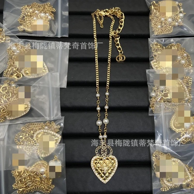 Gucci 25C high Xiaoxiangfeng new necklace for women European and American double C retro Xiaoxiang home wear leather clavicle pearl sweater chain