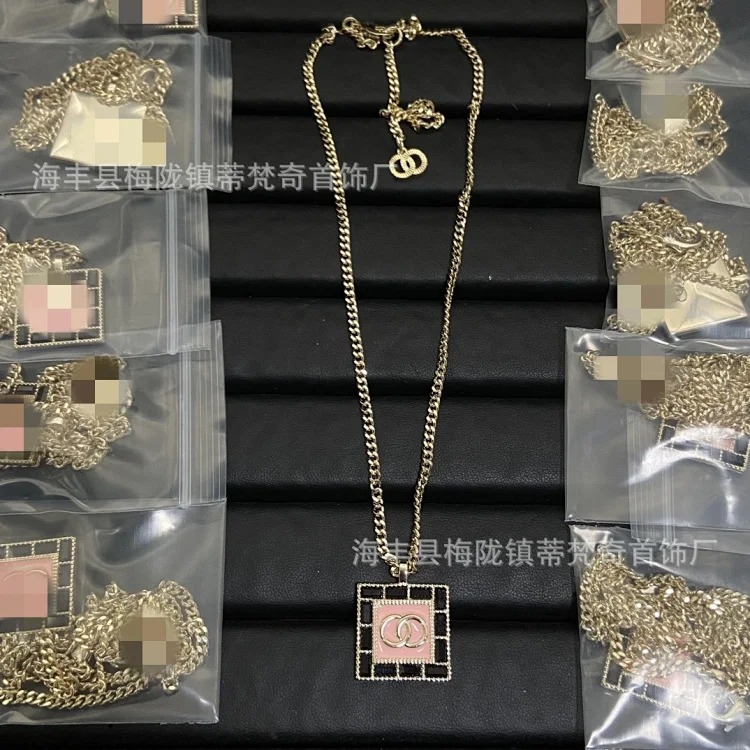 Gucci 25C high Xiaoxiangfeng new necklace for women European and American double C retro Xiaoxiang home wear leather clavicle pearl sweater chain