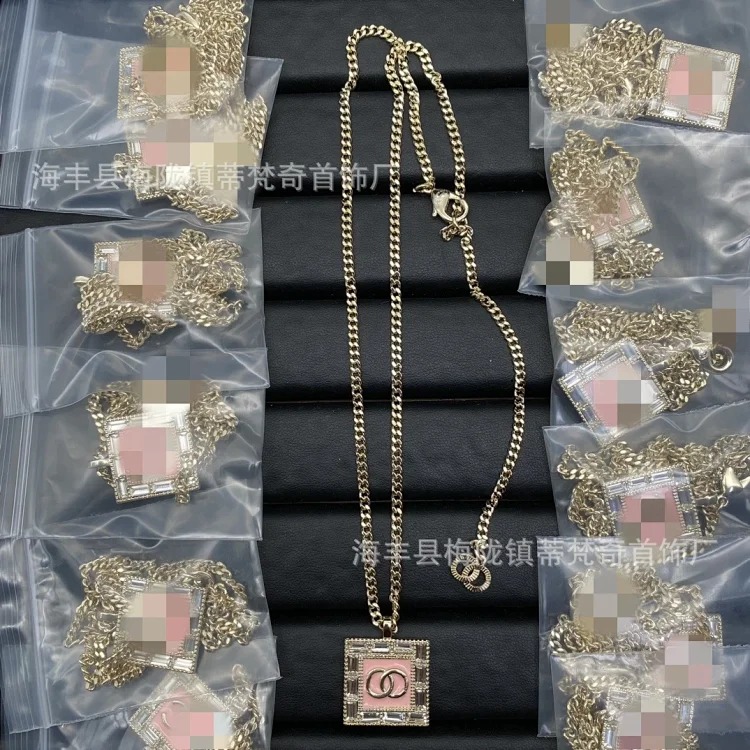 Gucci 25C high Xiaoxiangfeng new necklace for women European and American double C retro Xiaoxiang home wear leather clavicle pearl sweater chain