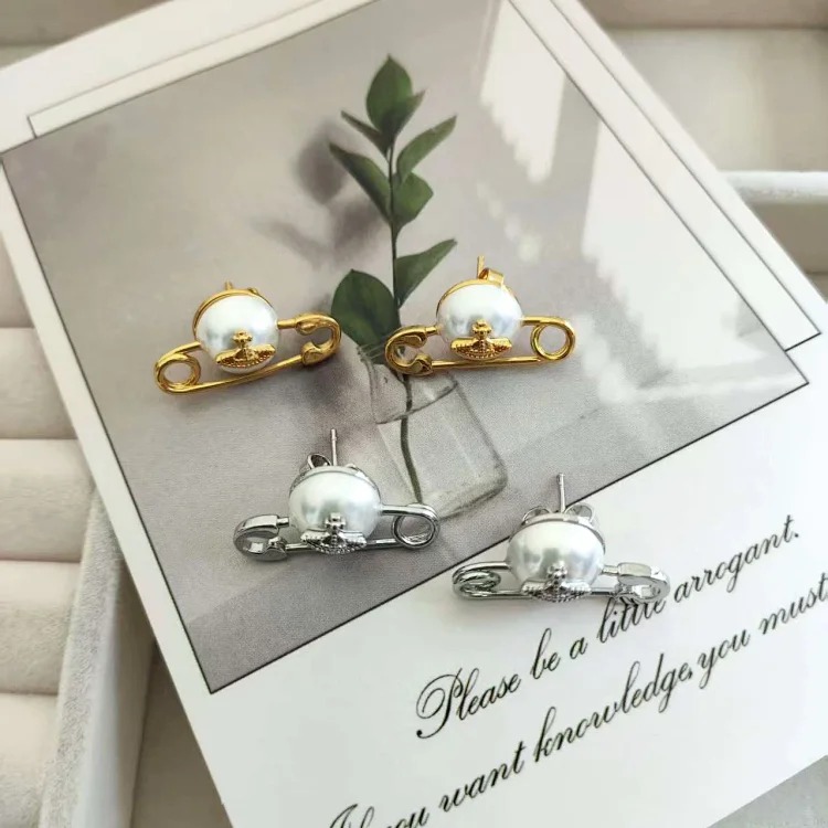 Personalized high of the Queen Mother's pin through Saturn pearl earrings for women embossed Saturn earrings three-dimensional pin earrings