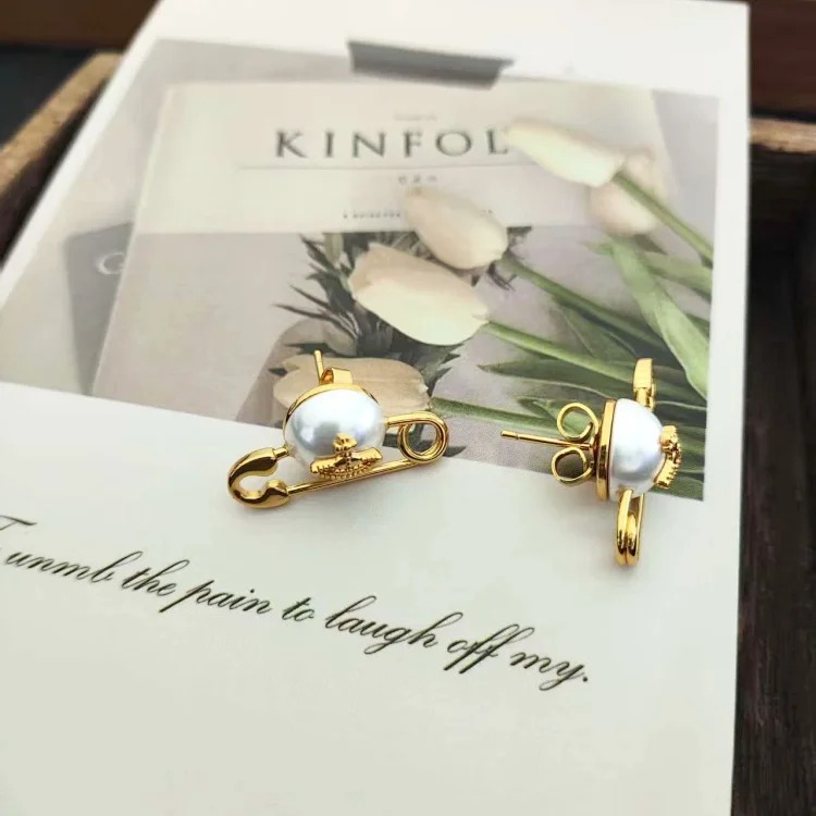 Personalized high of the Queen Mother's pin through Saturn pearl earrings for women embossed Saturn earrings three-dimensional pin earrings