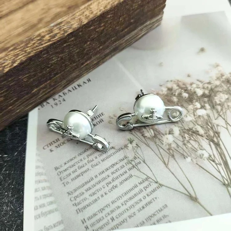 Personalized high of the Queen Mother's pin through Saturn pearl earrings for women embossed Saturn earrings three-dimensional pin earrings