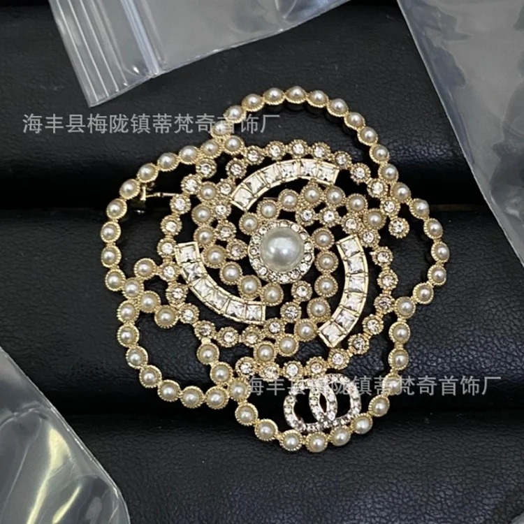 Chanel 25c new double C brooch for women, enamel, light luxury, leather pearls, love, small fragrant tassels, versatile fragrant grandma corsage