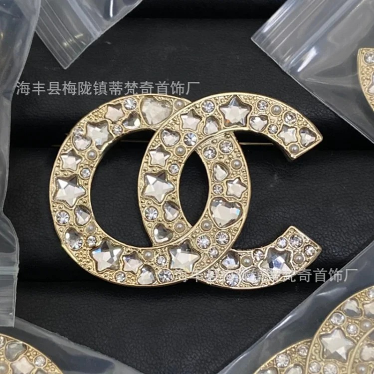 Chanel 25c new double C brooch for women, enamel, light luxury, leather pearls, love, small fragrant tassels, versatile fragrant grandma corsage