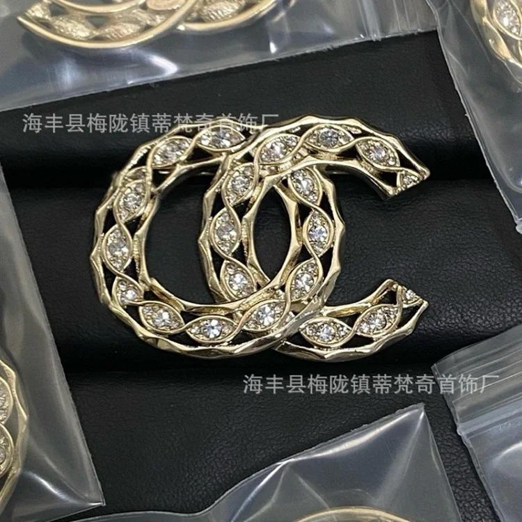 Chanel 25c new double C brooch for women, enamel, light luxury, leather pearls, love, small fragrant tassels, versatile fragrant grandma corsage