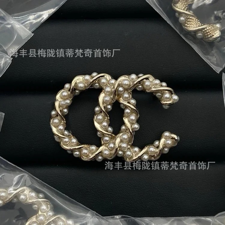 Chanel 25c new double C brooch for women, enamel, light luxury, leather pearls, love, small fragrant tassels, versatile fragrant grandma corsage