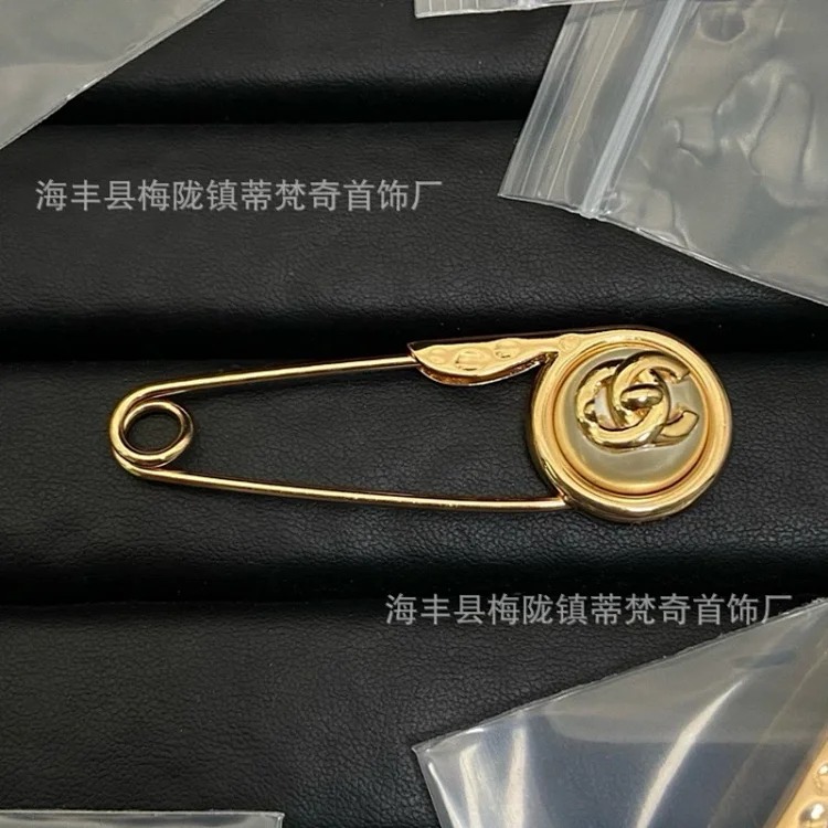 Chanel 25c new double C brooch for women, enamel, light luxury, leather pearls, love, small fragrant tassels, versatile fragrant grandma corsage