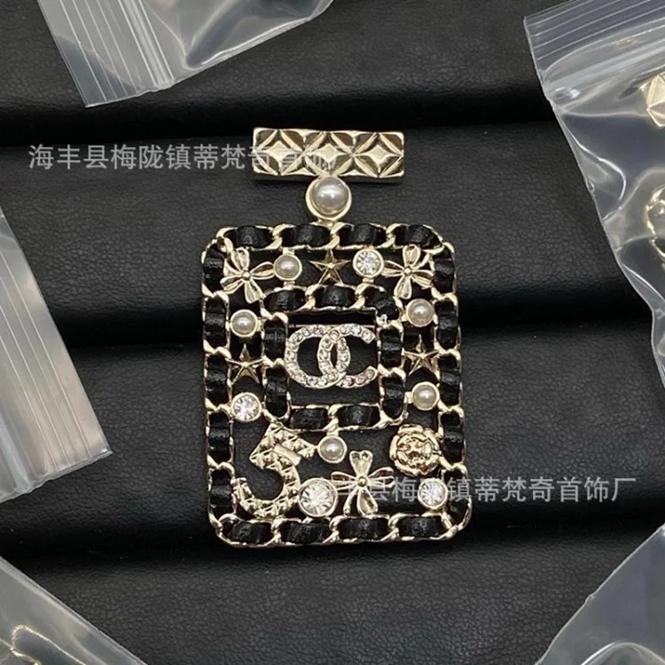 Chanel 25c new double C brooch for women, enamel, light luxury, leather pearls, love, small fragrant tassels, versatile fragrant grandma corsage