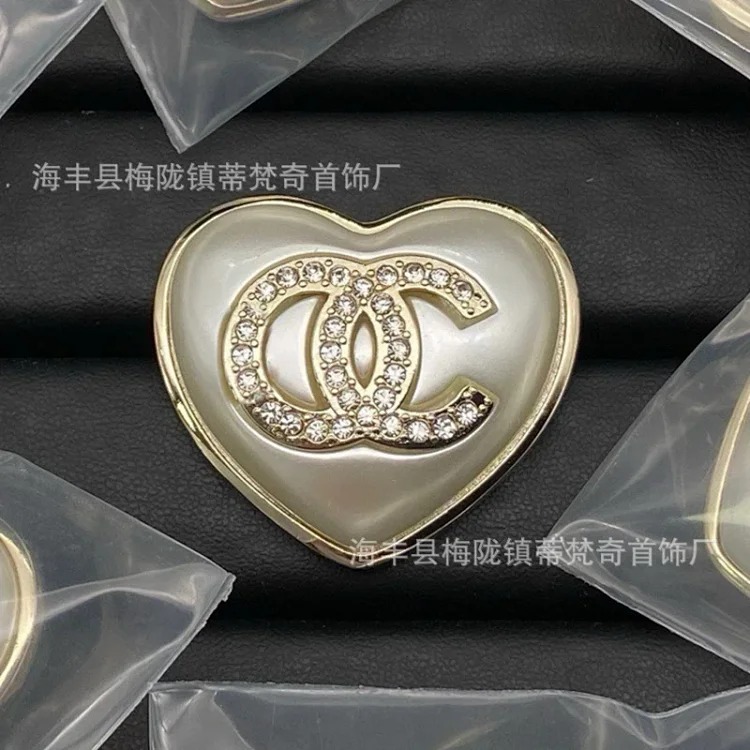 Chanel 25c new double C brooch for women, enamel, light luxury, leather pearls, love, small fragrant tassels, versatile fragrant grandma corsage