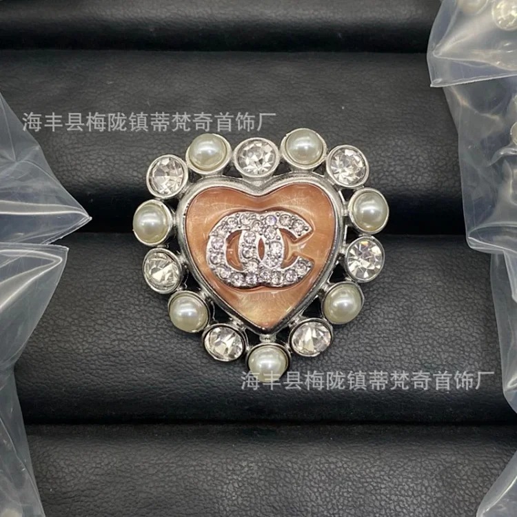 Chanel 25c new double C brooch for women, enamel, light luxury, leather pearls, love, small fragrant tassels, versatile fragrant grandma corsage