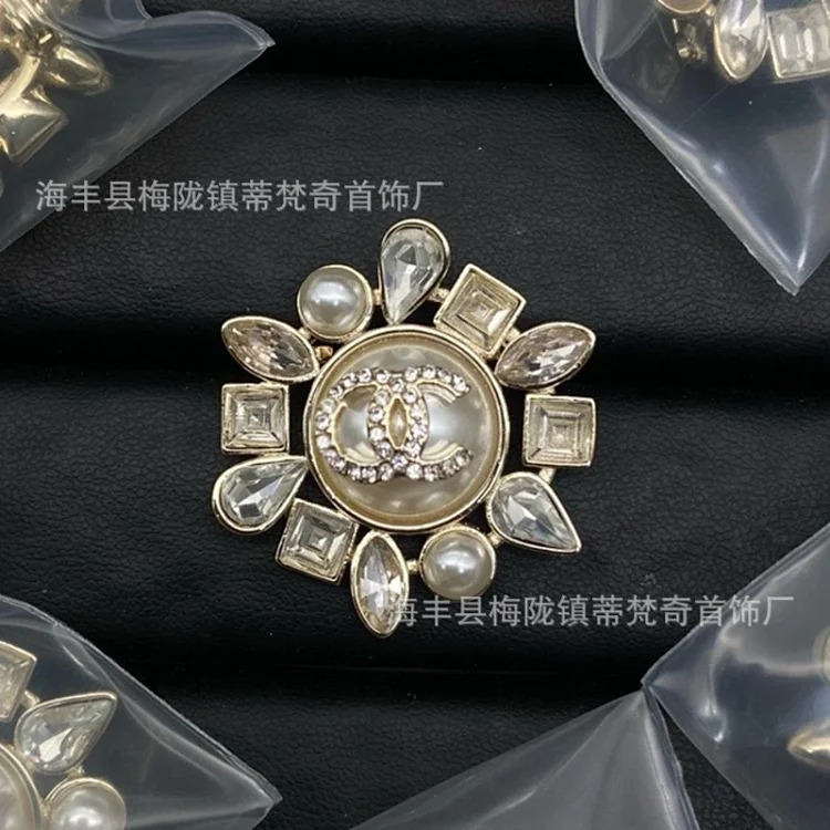 Chanel 25c new double C brooch for women, enamel, light luxury, leather pearls, love, small fragrant tassels, versatile fragrant grandma corsage