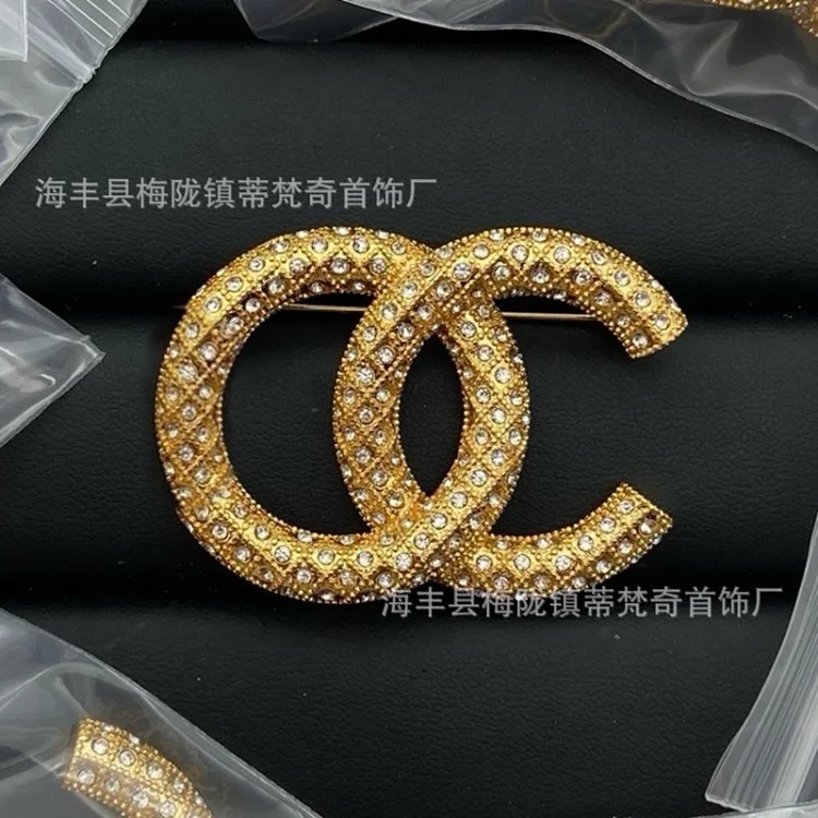 Chanel 25c new double C brooch for women, enamel, light luxury, leather pearls, love, small fragrant tassels, versatile fragrant grandma corsage