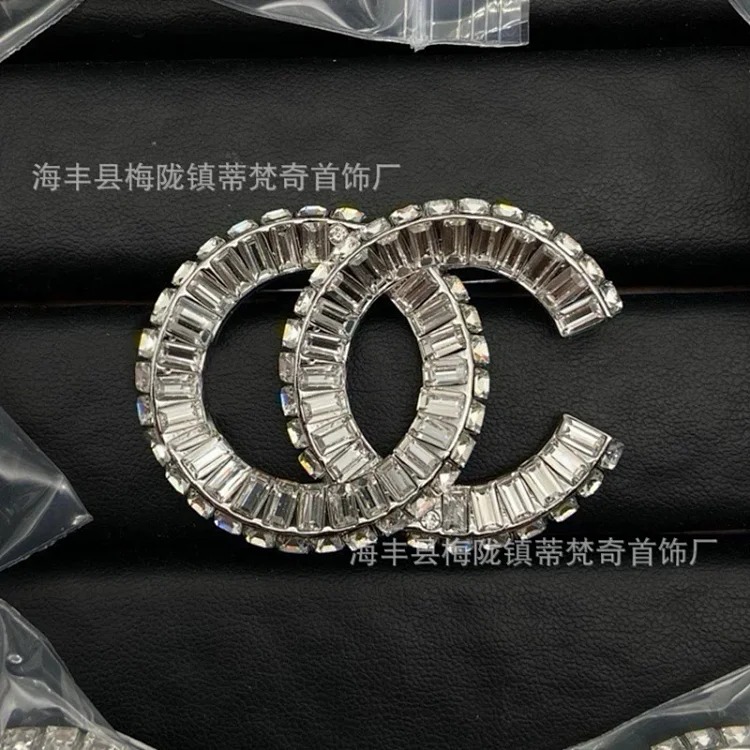 Chanel 25c new double C brooch for women, enamel, light luxury, leather pearls, love, small fragrant tassels, versatile fragrant grandma corsage