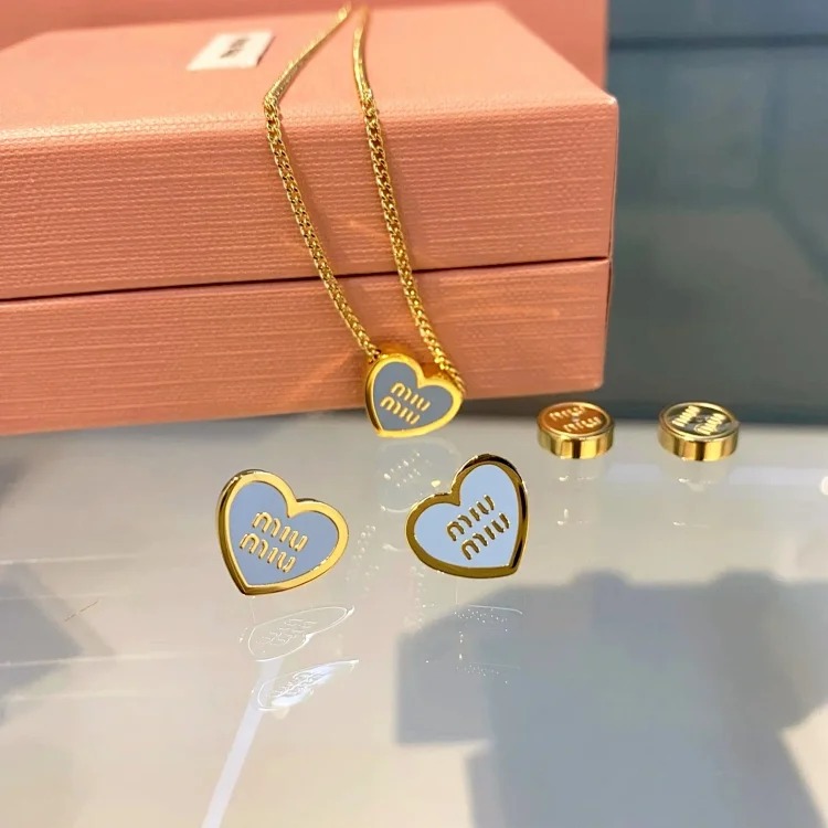 Ms. Miao's cute style peach heart earrings, light luxury princess style polished rubber bracelet, versatile high-end enamel necklace for women