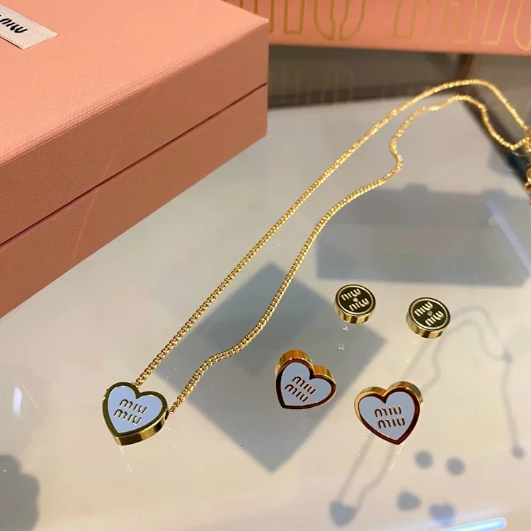 Ms. Miao's cute style peach heart earrings, light luxury princess style polished rubber bracelet, versatile high-end enamel necklace for women