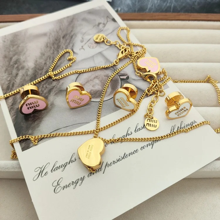 Ms. Miao's cute style peach heart earrings, light luxury princess style polished rubber bracelet, versatile high-end enamel necklace for women