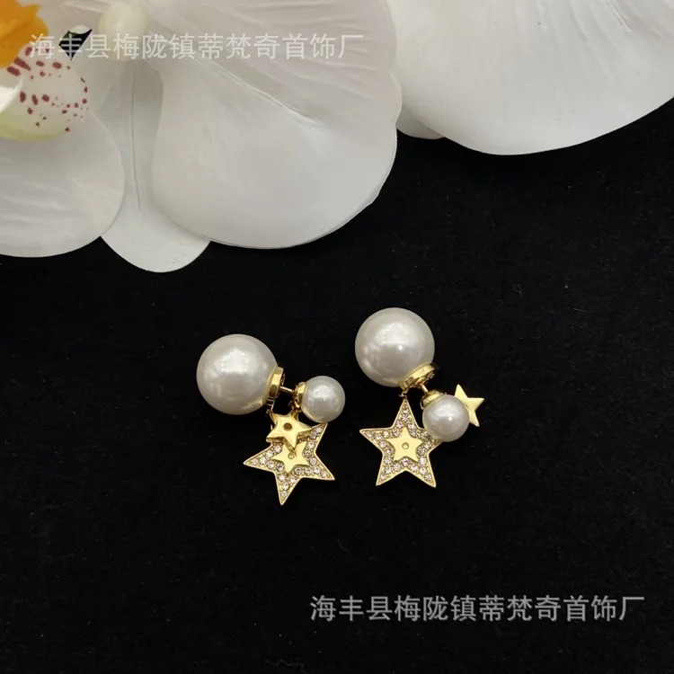 Dijia's new cd letter classic fashion trend diamond bee European and American style tassel retro earrings