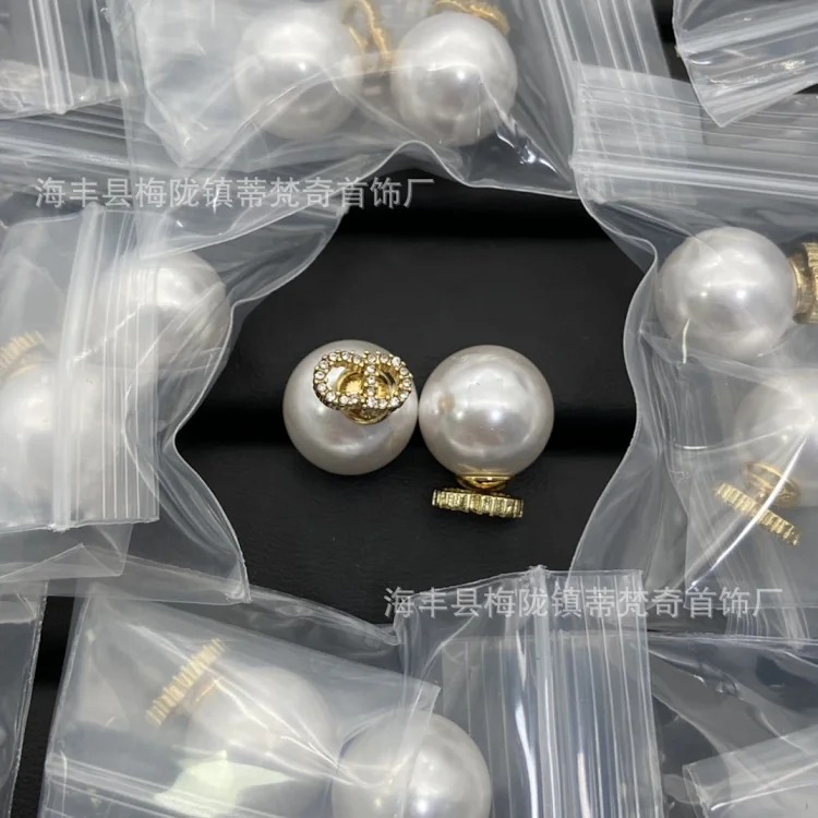 Dijia's new cd letter classic fashion trend diamond bee European and American style tassel retro earrings