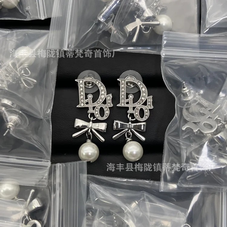 Dijia's new cd letter classic fashion trend diamond bee European and American style tassel retro earrings