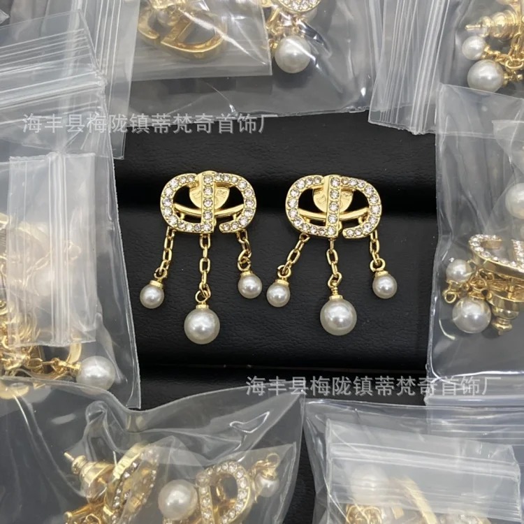 Dijia's new cd letter classic fashion trend diamond bee European and American style tassel retro earrings