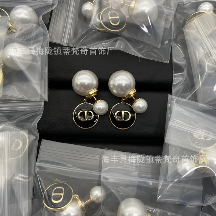 Dijia's new cd letter classic fashion trend diamond bee European and American style tassel retro earrings