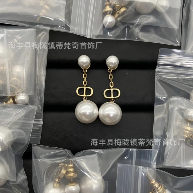 Dijia's new cd letter classic fashion trend diamond bee European and American style tassel retro earrings