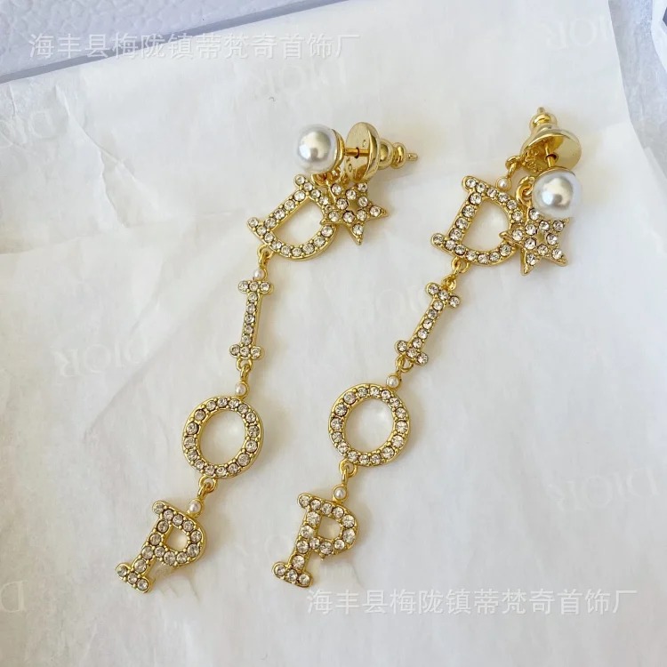 Dijia's new cd letter classic fashion trend diamond bee European and American style tassel retro earrings
