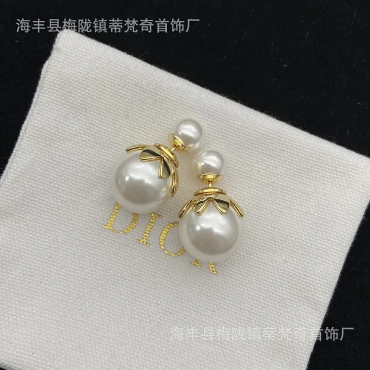 Dijia's new cd letter classic fashion trend diamond bee European and American style tassel retro earrings