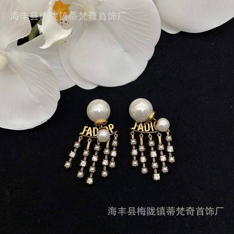 Dijia's new cd letter classic fashion trend diamond bee European and American style tassel retro earrings