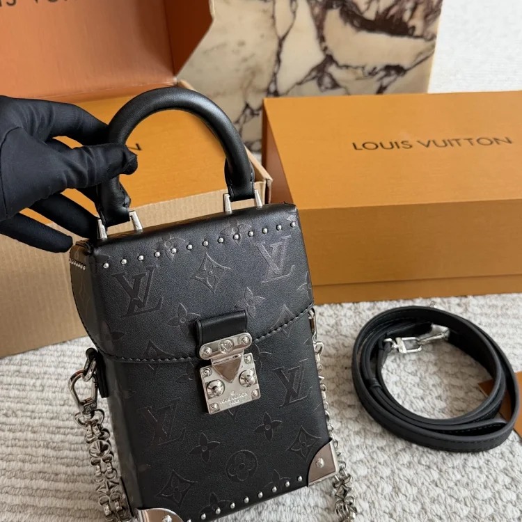 Louis Vuitton 25c popular IP box bag mobile phone bag limited perforation old pollen bucket shopping bag caviar envelope bag