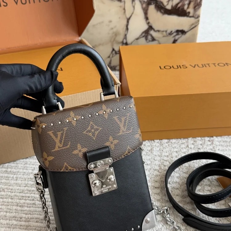 Louis Vuitton 25c popular IP box bag mobile phone bag limited perforation old pollen bucket shopping bag caviar envelope bag