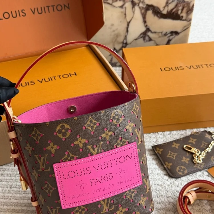 Louis Vuitton 25c popular IP box bag mobile phone bag limited perforation old pollen bucket shopping bag caviar envelope bag