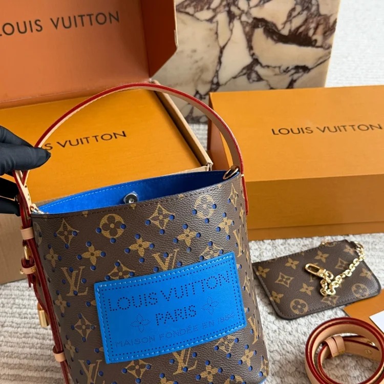 Louis Vuitton 25c popular IP box bag mobile phone bag limited perforation old pollen bucket shopping bag caviar envelope bag