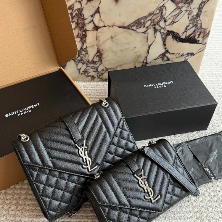 Louis Vuitton 25c popular IP box bag mobile phone bag limited perforation old pollen bucket shopping bag caviar envelope bag