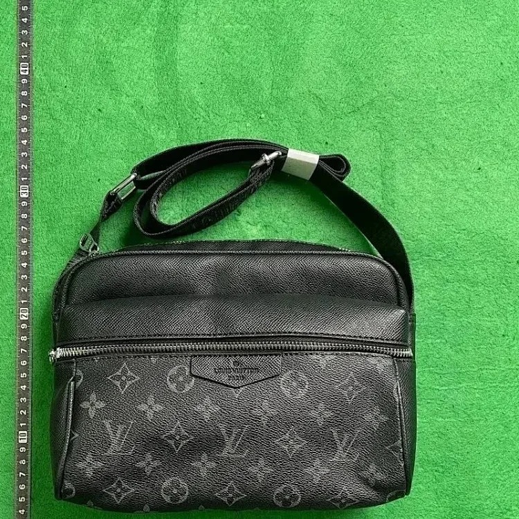 D-1's unique design highlights your personality and makes your bag a fashion focus. image 2