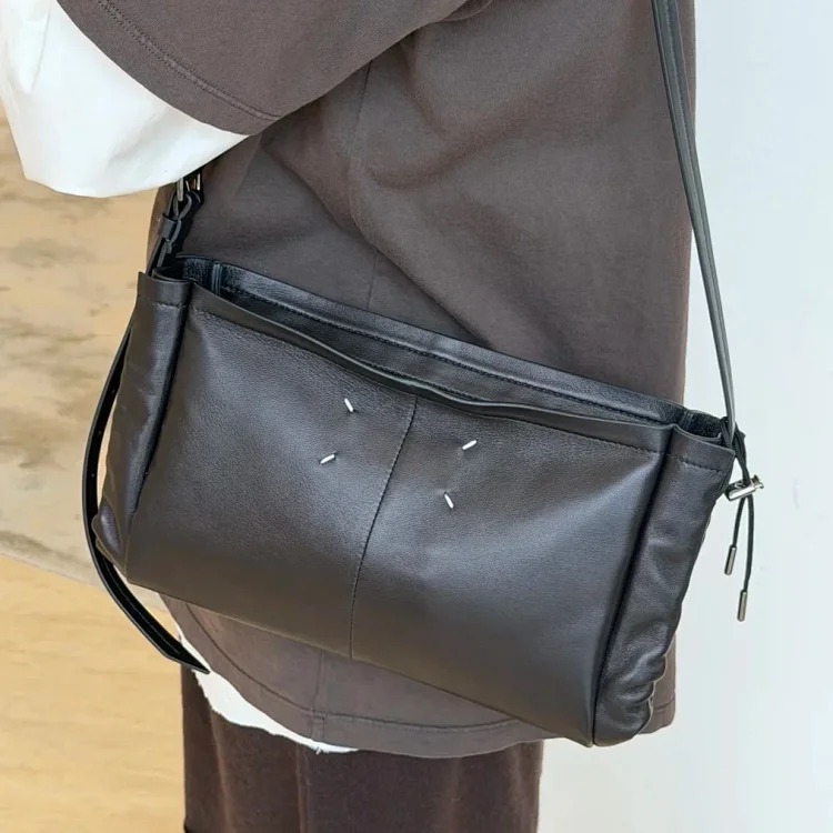 Majimala's new sheepskin envelope bag, niche fashion women's bag, four-corner stitched bag, large-capacity one-shoulder cross-body bag
