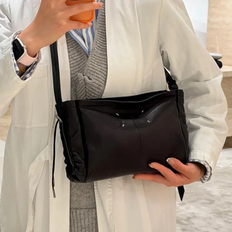 Majimala's new sheepskin envelope bag, niche fashion women's bag, four-corner stitched bag, large-capacity one-shoulder cross-body bag